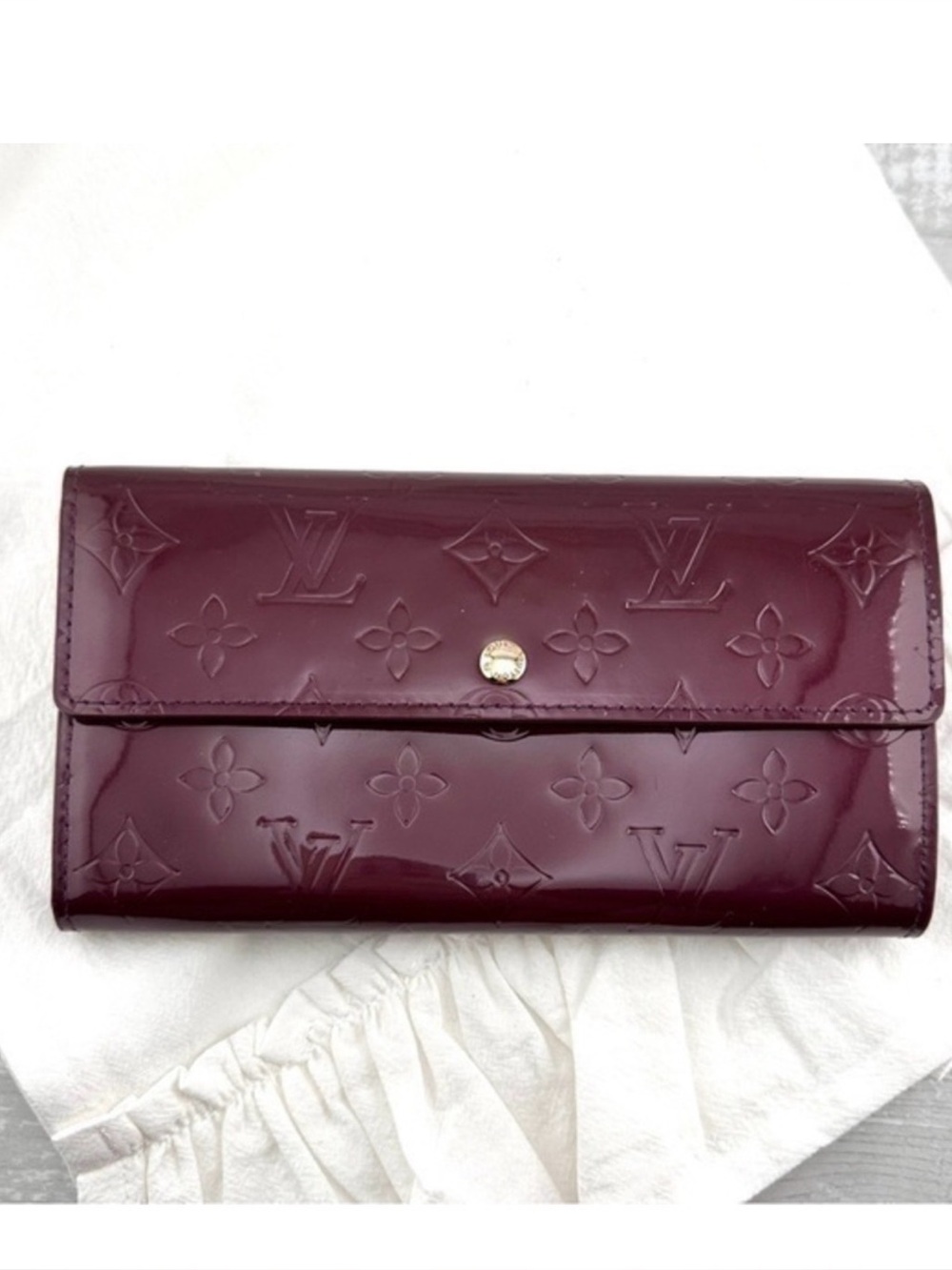 AUTHENTIC Louis Vuitton wallet. Color: Amarente.